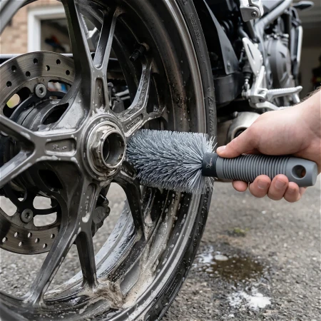 Detailing_Wheel_Brush_lifestyle_01.webp